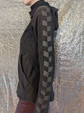 RARE Lululemon Feelin’ Frosty Running Jacket Black Softshell Size 4